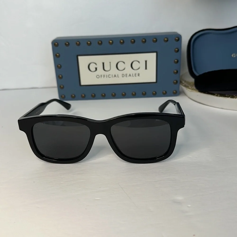 Authentic GUCCI GG0824S 005 square sunglass black frame with grey lenses